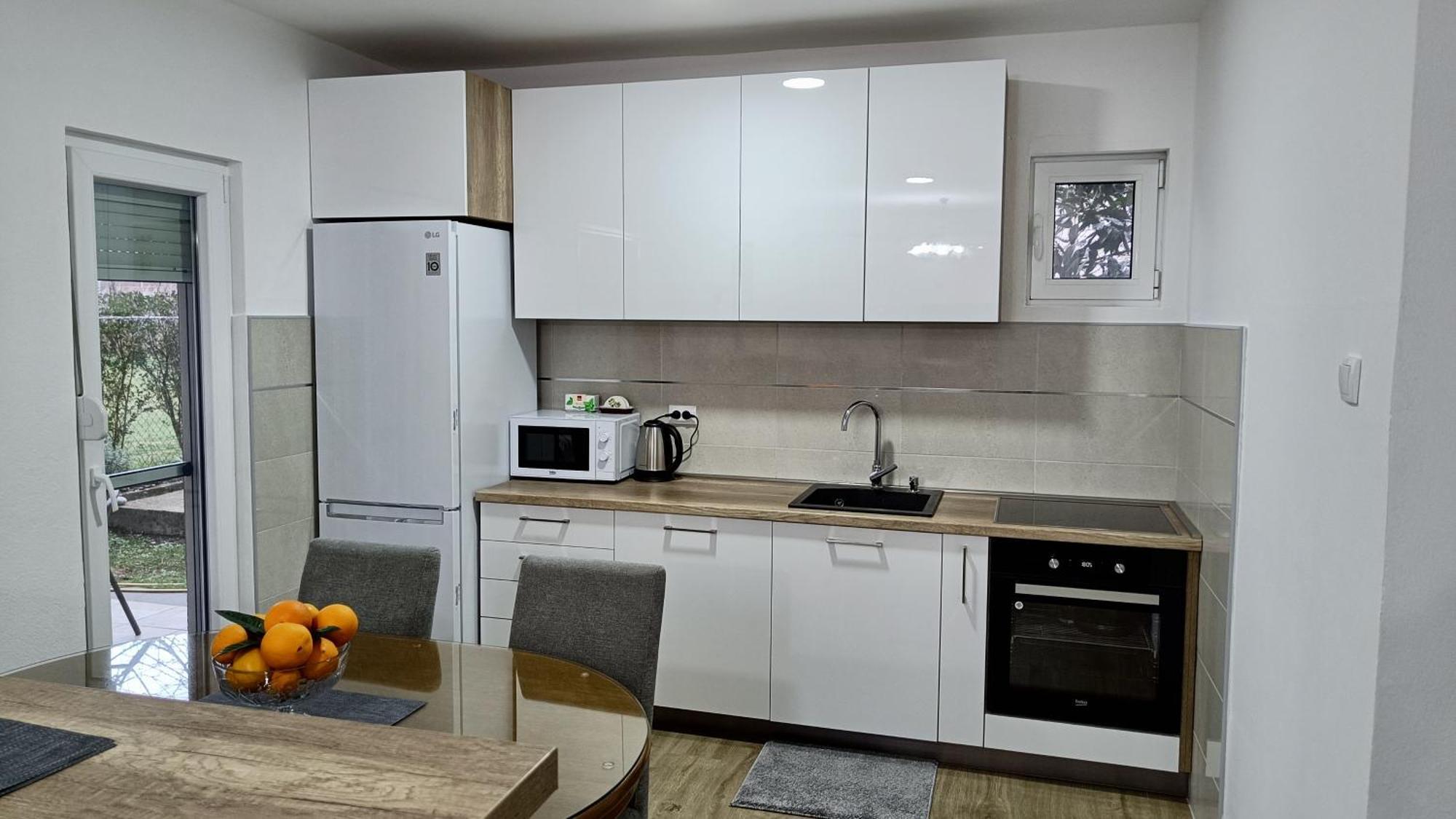Entire House Floor - 2-Bedroom Cozy & Peaceful Apartment Podgorica Bagian luar foto