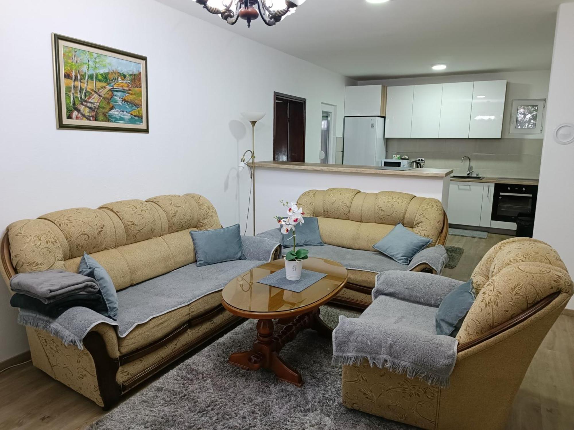 Entire House Floor - 2-Bedroom Cozy & Peaceful Apartment Podgorica Bagian luar foto