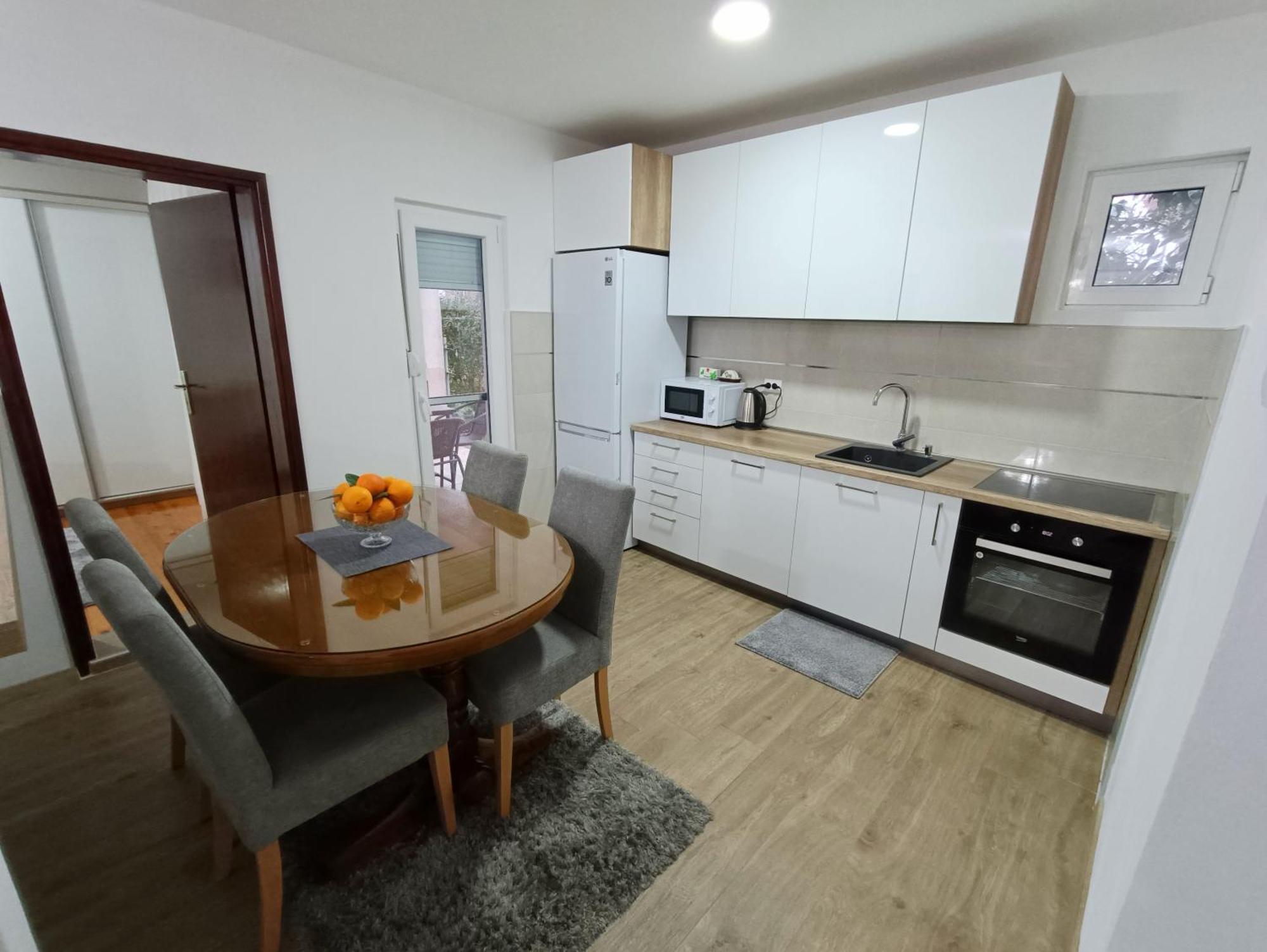 Entire House Floor - 2-Bedroom Cozy & Peaceful Apartment Podgorica Bagian luar foto
