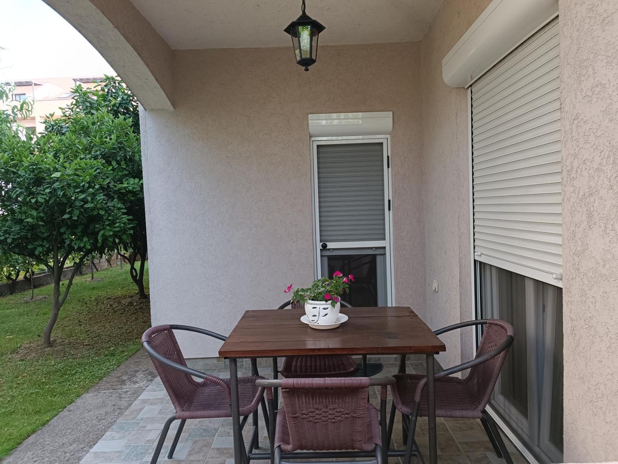 Entire House Floor - 2-Bedroom Cozy & Peaceful Apartment Podgorica Bagian luar foto