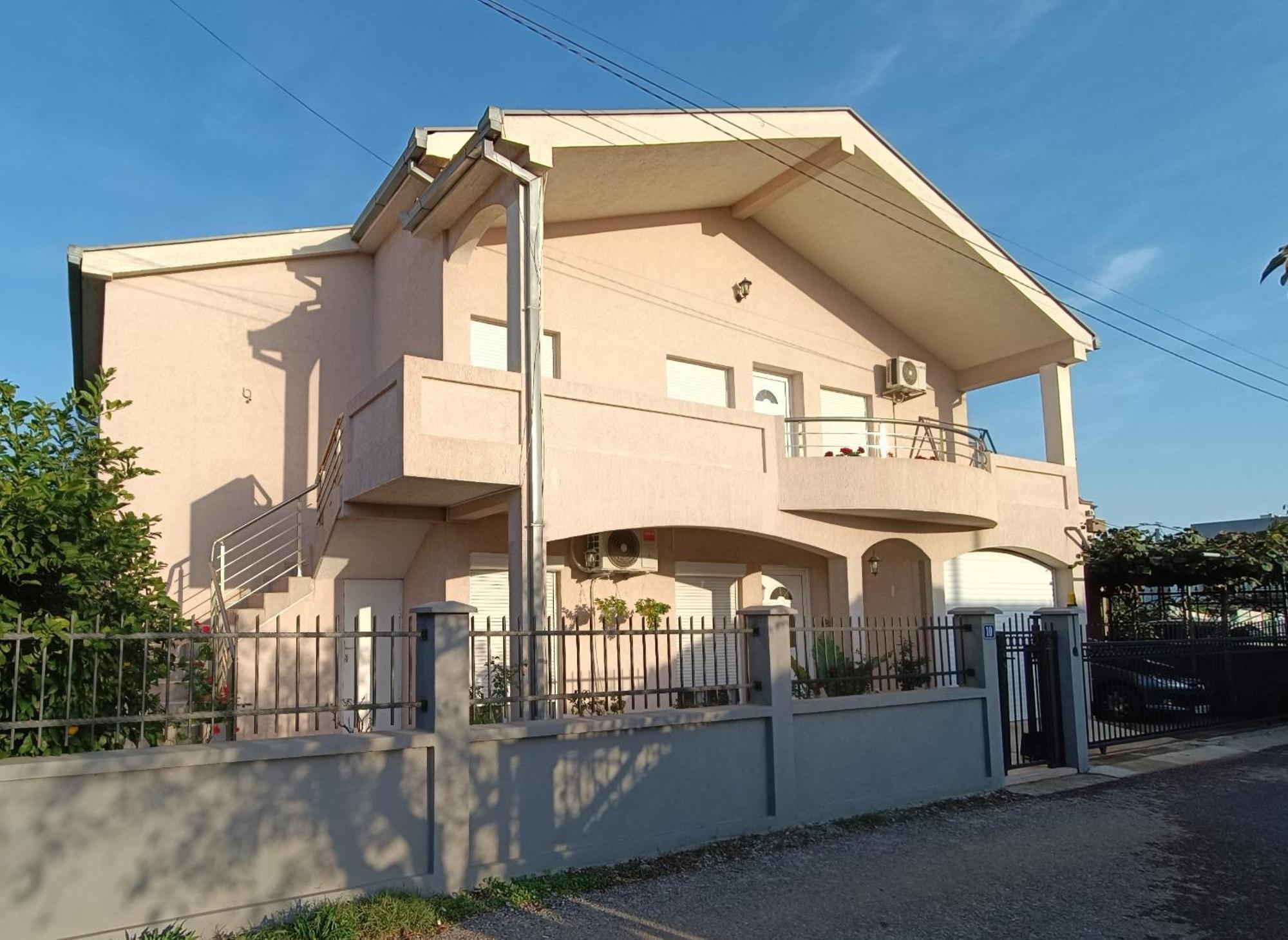 Entire House Floor - 2-Bedroom Cozy & Peaceful Apartment Podgorica Bagian luar foto